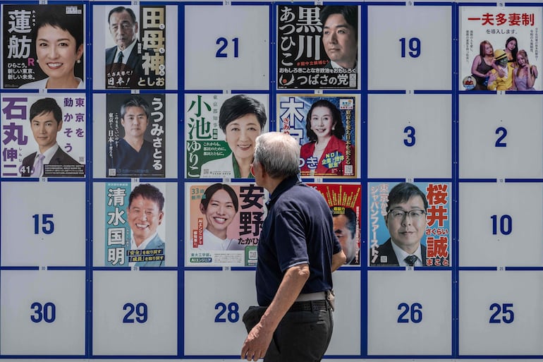 Hasta el momento las encuestas realizadas dan como favorita a la incumbe gobernadora Koike, de 71 años. (Photo by Yuichi YAMAZAKI / AFP)