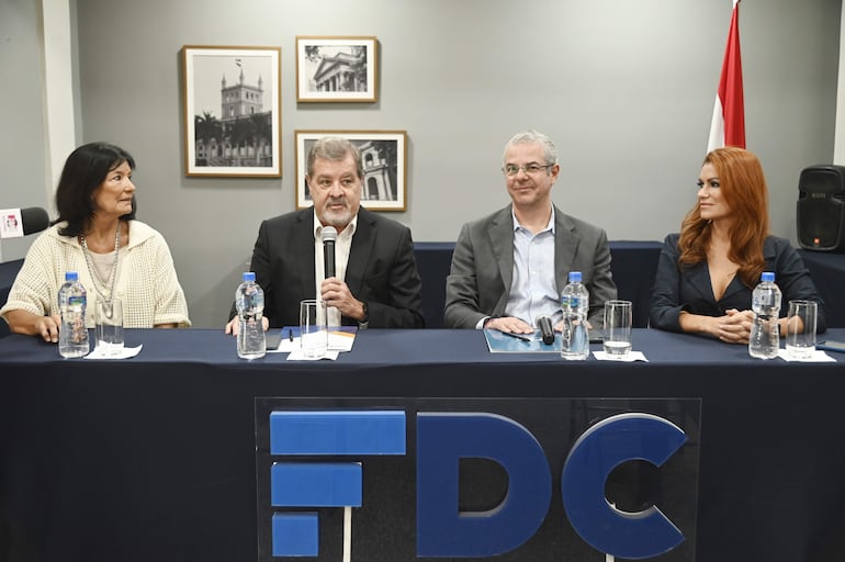 Alberto Acosta Garbarino, presidente de DENDE; y  Luiz Buccos, director de la FDC, firmaron el convenio de cooperación.