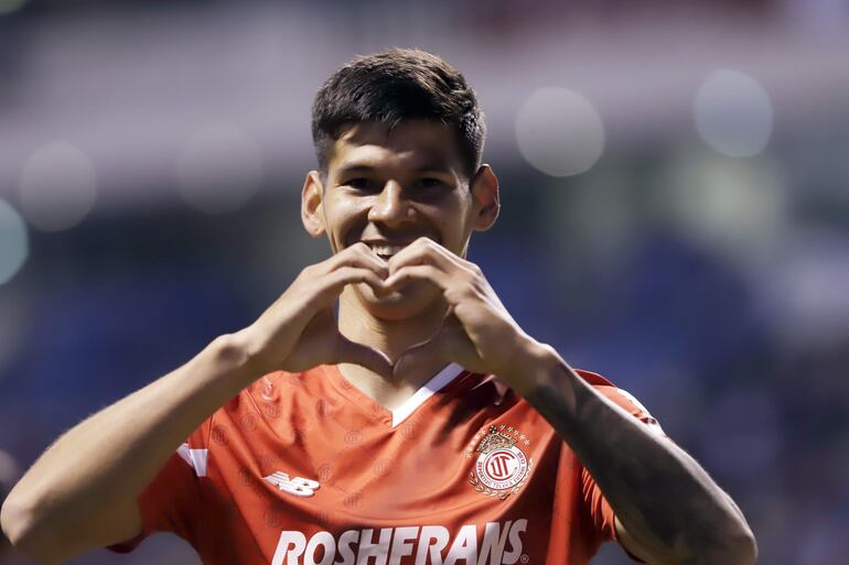 MEX6962. PUEBLA (MÉXICO), 26/01/2024.- Robert Morales Toluca celebra un gol ante Puebla hoy, en un partido por la tercera jornada del torneo Clausura 2024 de la Liga MX del fútbol mexicano disputado en el estadio Cuauhtémoc en Puebla (México). EFE/ Hilda Ríos
