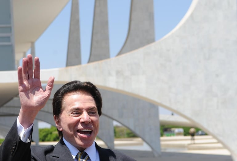 Silvio Santos, uno de los mayores nombres de la historia de la televisión brasileña y dueño de un grupo de medios de comunicación, murió este sábado a los 93 años en la ciudad de São Paulo, informaron los canales de su propiedad.