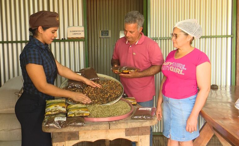 (i) Rosiane Bastos, Valmir Bastos y Nilsa Da Silva, mantienen la tradición de producir café artesanal en Corpus Christi.