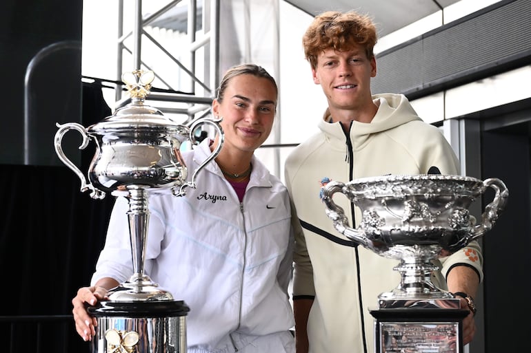 La bielorrusa Aryna Sabalenka (i) y el italiano Jannik Sinner, los defensores del título del Abierto de Australia.