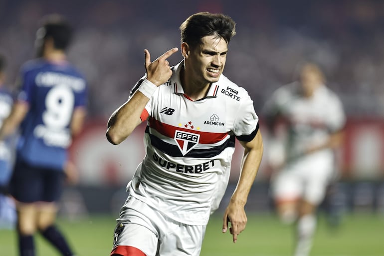 El paraguayo Damián Bobadilla, futbolista del São Paulo, celebra un gol en el partido frente a Nacional de Montevideo por la revancha de los octavos de final de la Copa Libertadores 2024 en el estadio Morumbí, en São Paulo, Brasil.