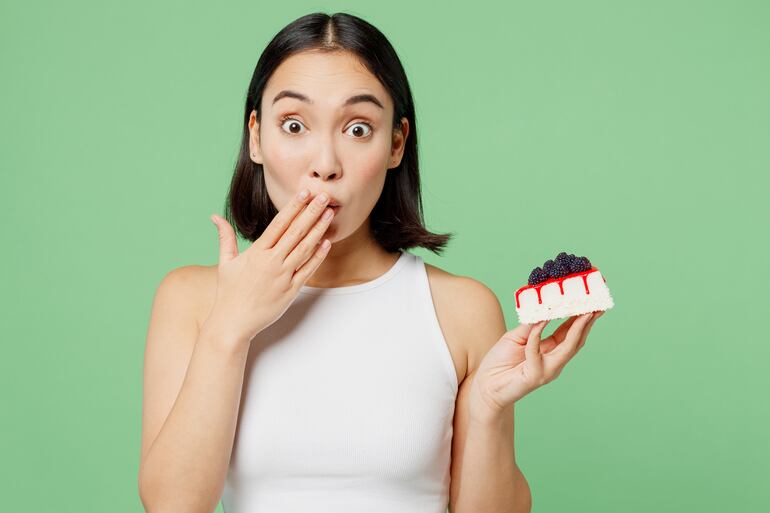 Efectos del azúcar en el cerebro. Mujer con un postre en la mano.