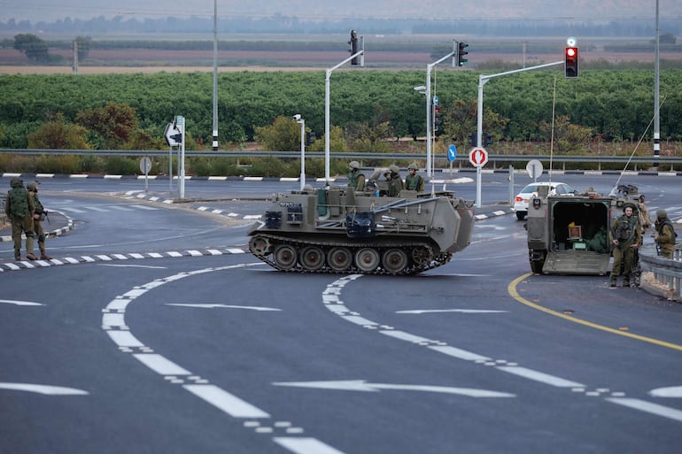 Fuerzas israelíes cerca de Qiryat Shemona y en los límites fronterizos con Líbano.  (AFP)