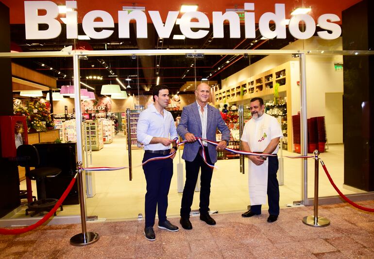 Eduardo Rojas, gerente general de Cadena Real; el Dr. Jorge Riquelme, presidente del Grupo Riquelme; y el Padre César durante la inauguración de Real Félix Bogado, un nuevo establecimiento de la Cadena Real.