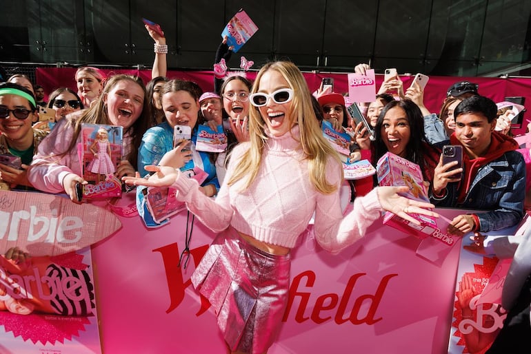 Margot Robbie, totalmente lookeada como Barbie, junto a sus fans en Sidney, Australia.