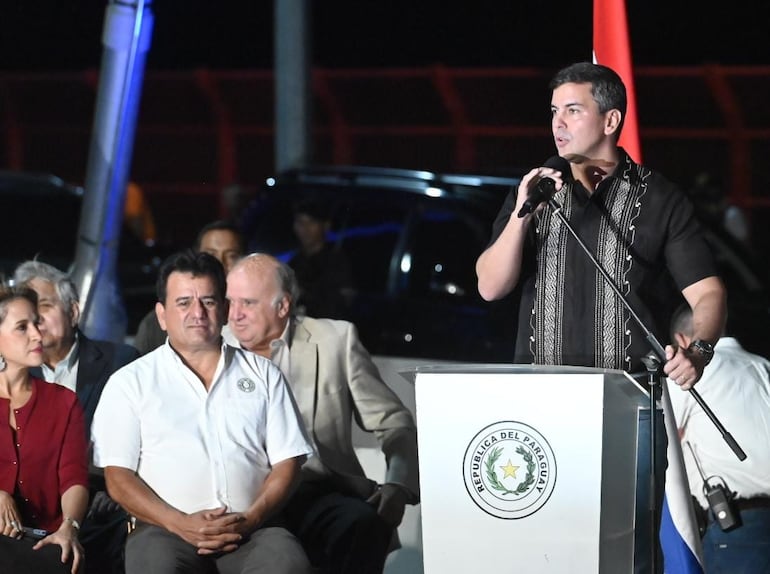 El presidente Santiago Peña durante la inauguración del puente Héroes del Chaco.