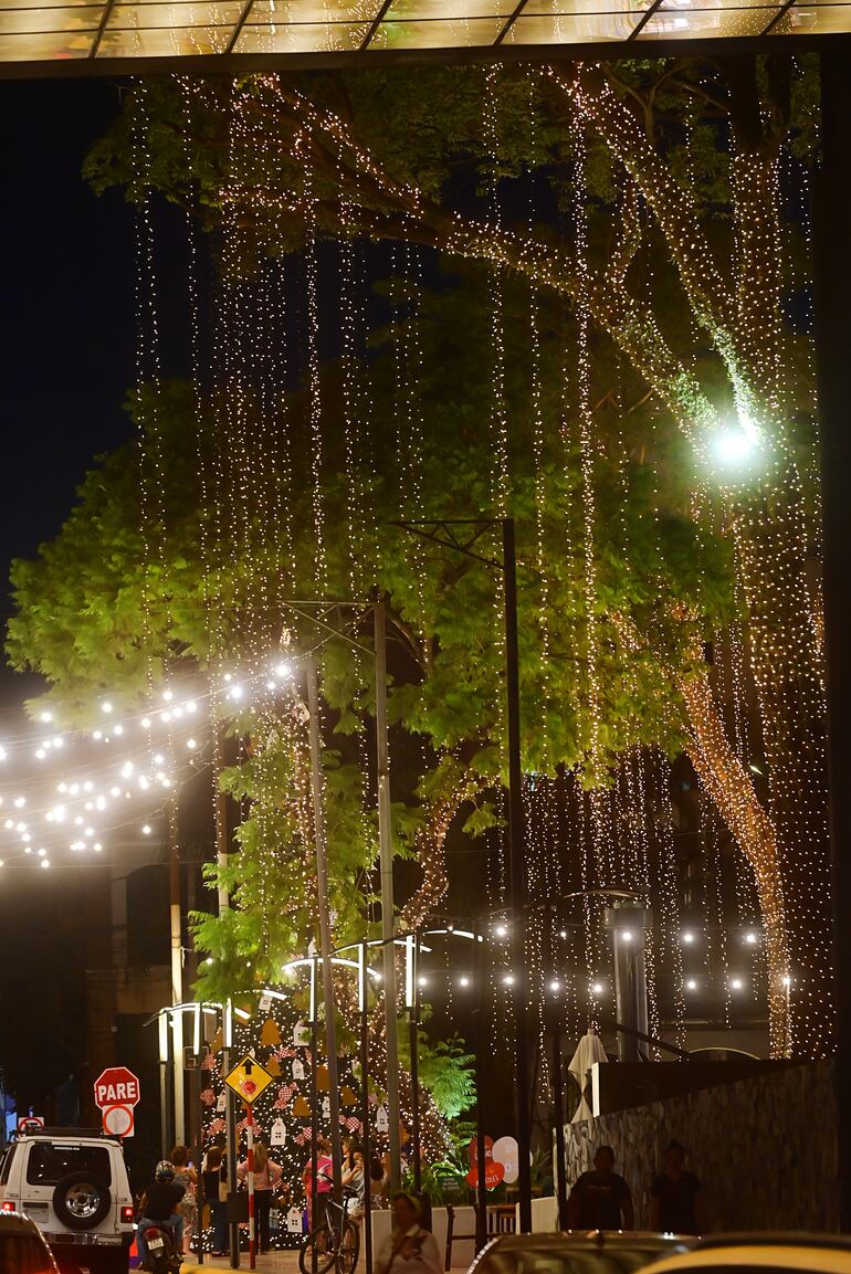 Deco: luces adornan la ciudad.