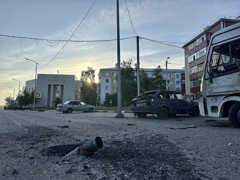 Restos de un proyectil que golpeó una calle en la localidad de Shebékino, en la región rusa de Bélgorod, el miércoles.