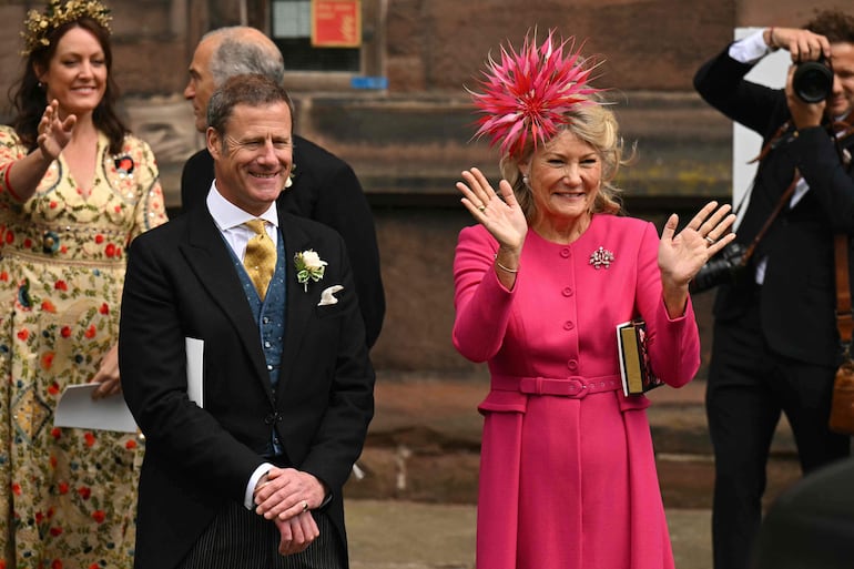 Natalia Grosvenor, duquesa de Westminster y madre del novio, saluda junto a Rupert Henson, padre de la novia, mientras Hugh Grosvenor, duque de Westminster, y Olivia Henson se van después de su servicio nupcial en la catedral de Chester. (Oli SCARFF / AFP)