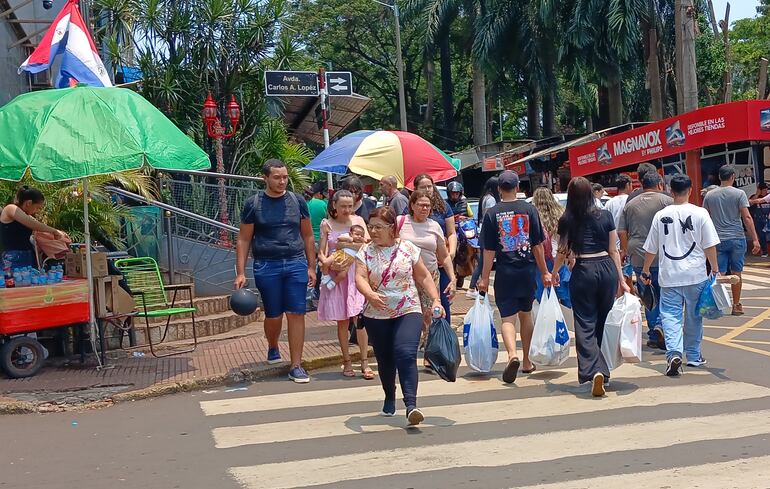 Compradores coparon las calles de Ciudad del Este, este miércoles.