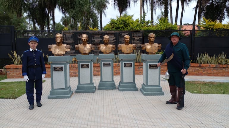 En el memorial también se puede apreciar el Paseo Héroes del Chaco, donde se encuentran las figuras de los principales defensores de la Región Occidental.