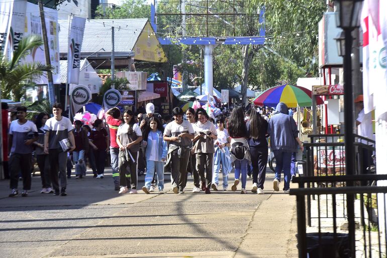 Buena asistencia del público en el cuarto día de la Expo y segundo día de ingreso gratuito de estudiantes