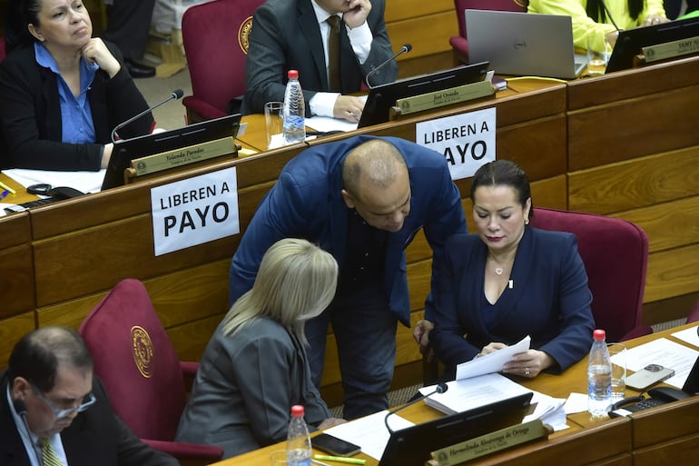 El senador Basilio "Bachi" Núñez (ANR, HC) conversa con sus colegas liberales Hermelinda Alvarenga y Noelia Cabrera.