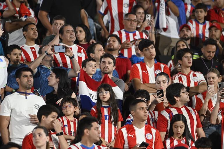 Los hinchas de Paraguay en la previa del partido frente a Argentina por las Eliminatorias Sudamericanas 2026 en el estadio Defensores del Chaco, en Asunción.