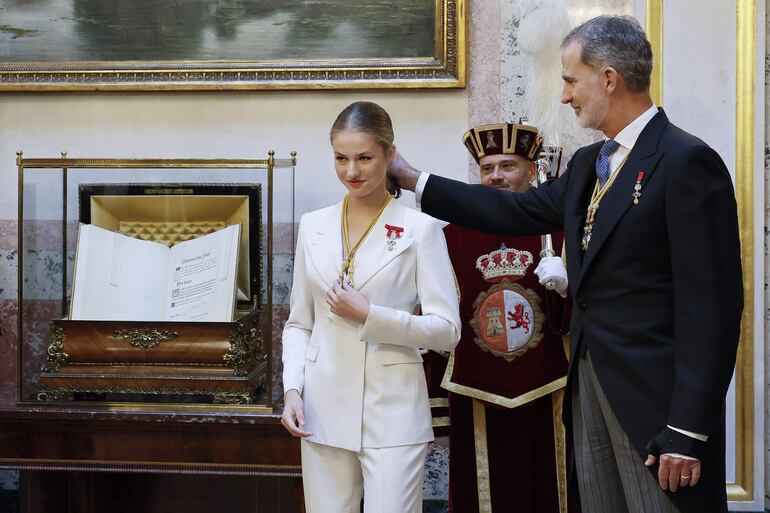 La princesa Leonor recibe la medalla del Congreso junto a su padre, el rey Felipe, tras el acto de la jura de la Constitución de la Princesa de Asturias por su mayoría de edad ante las Cortes Generales, en una solemne sesión conjunta de las dos cámaras legislativas que se celebra este martes en el hemiciclo de la Cámara Baja.