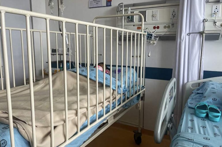 Uno de los niños indígenas perdidos es visto en el hospital.