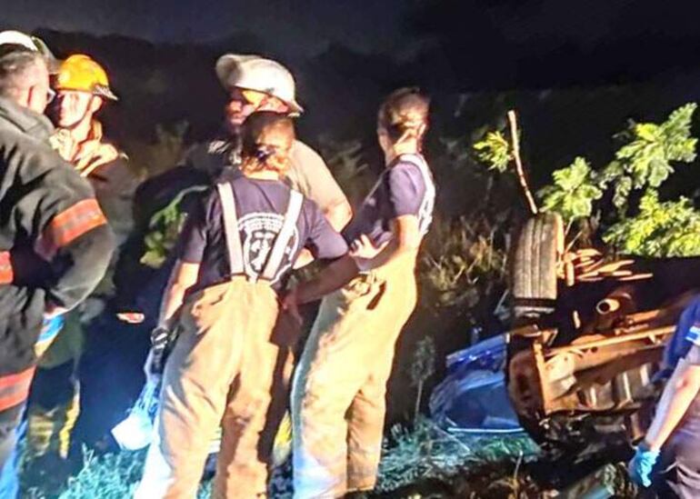 Dos personas fallecieron y tres resultaron heridas tras el vuelco de un automóvil en San Roque González.