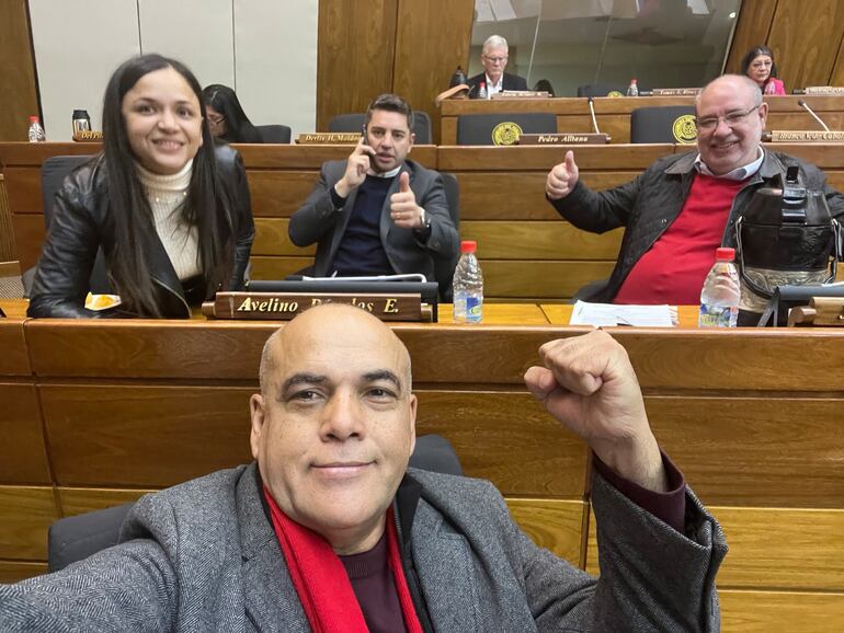 La diputada Jazmín Narváez (arriba izq.) se suma a Honor Colorado. En la foto  de "Bachi" Núñez "celebra" junto al vicepresidente electo Pedro Alliana y Justo Zacarías.