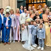 Rod Stewart, en la boda de Liam Stewart y Nicole Artukovich, rodeado de sus ocho hijos, tres nietos y otros invitados a la boda en Croacia.