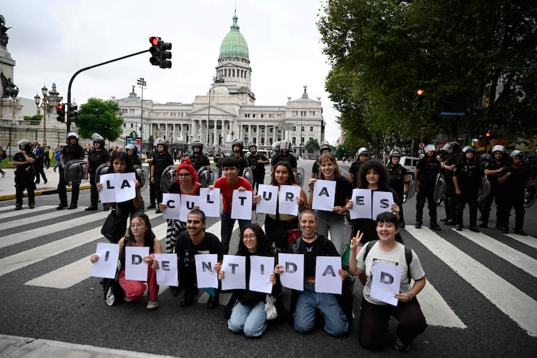 Personas con carteles se manifestaron frente al Cine Gaumont expresando su rechazo al desfinanciamiento del cine y el cierre de la sala.