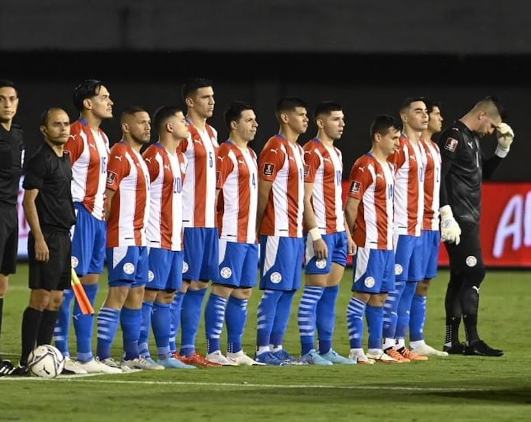 Los jugadores de la selección paraguaya posan para la foto previa al partido contra Ecuador por las Eliminatorias Sudamericanas en el estadio Antonio Aranda Encina, en Ciudad del Este.