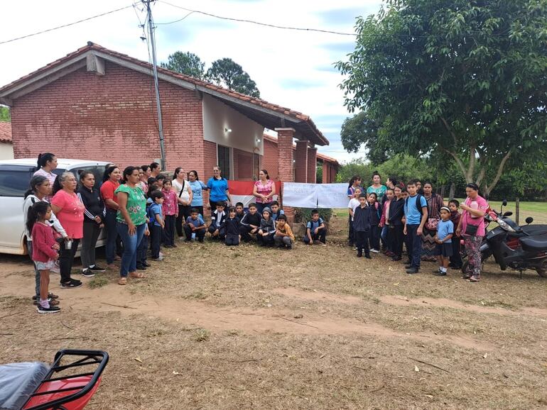 Padres de familia y alumnos se manifestaron para exigir rubro docente en escuela.