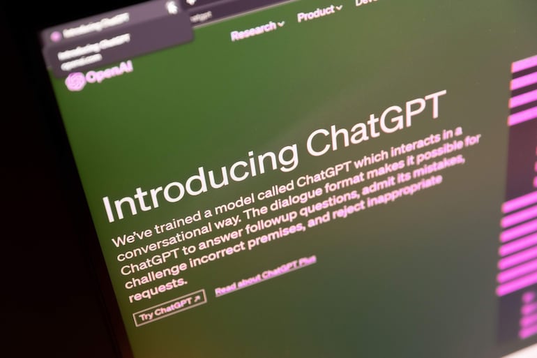 Una computadora con la portada de ChatGPT, un programa de inteligencia artificial desarrollada por la empresa OpenAI.