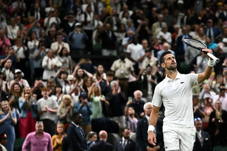 El tenista serbio Novak Djokovic celebra la victoria sobre el danés Holger Rune en los octavos de final de Wimbledon en el The All England Lawn Tennis and Croquet Club, en Wimbledon, Londres. 