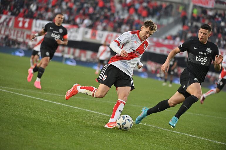 Facundo Colidio , autor de dos goles ante Olimpia, encara la marca de Manuel Capasso.