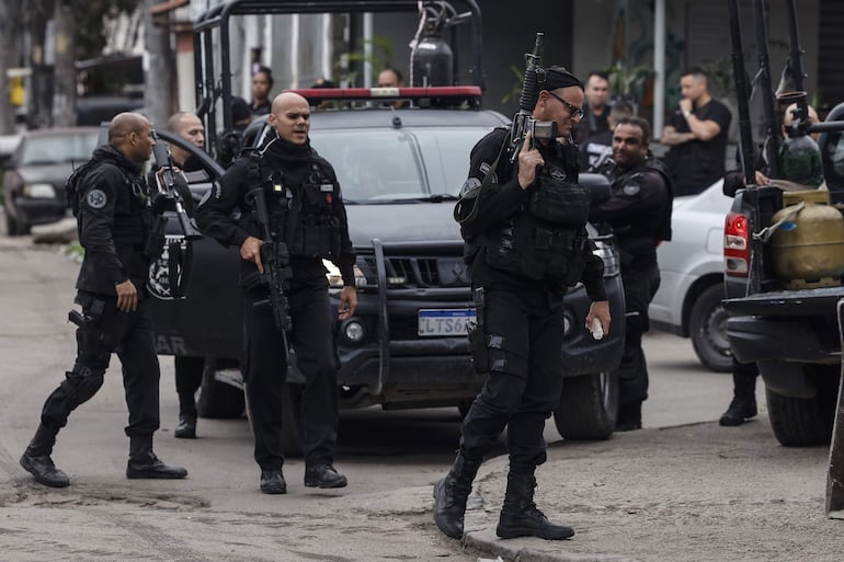 Agentes de las fuerzas de seguridad brasileñas. Al menos cuatro personas murieron y otras tres resultaron heridas en Río de Janeiro luego de que varios hombres armados disparan contra un grupo de personas en un barrio de la zona norte de la ciudad, informaron este lunes fuentes oficiales.