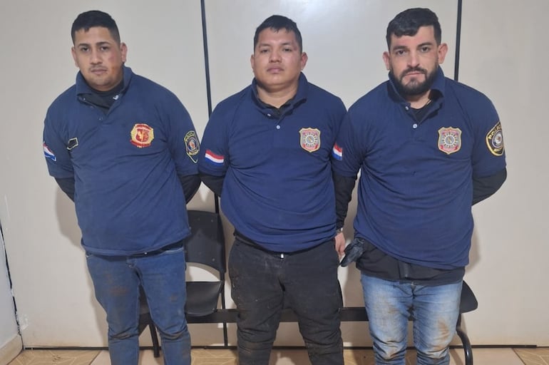 Los tres detenidos estaban vestidos como agentes policiales.