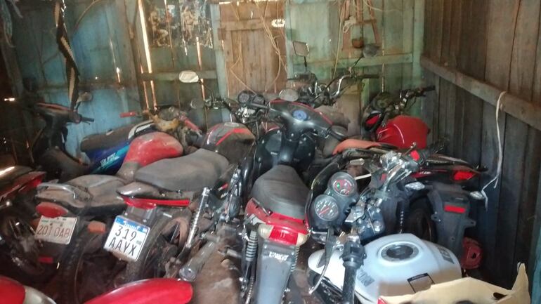 Los intervinientes hallaron varias motocicletas en la vivienda.