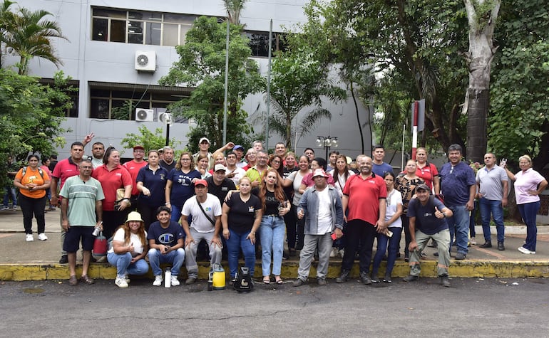 Funcionarios municipales de Asunción, protestaron en reclamo de aumento salarial para el año que viene. El acto fue frente a la Junta Municipal.