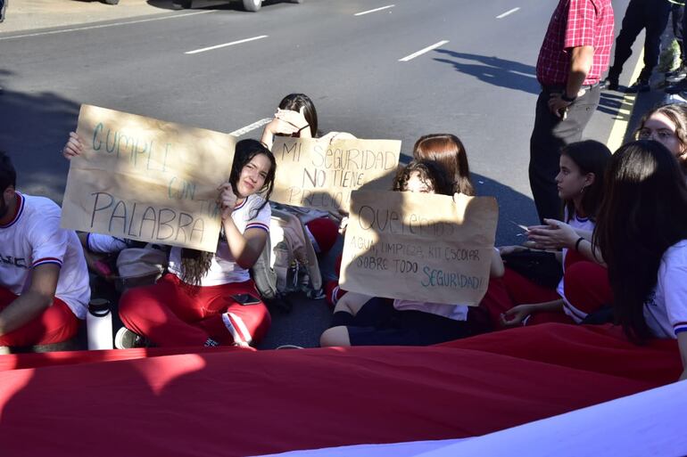 Estudiantes del CNC bloquean el tránsito en Eusebio Ayala y ocasionan un gran embotellamiento a la entrada y salida del centro de Asunción.