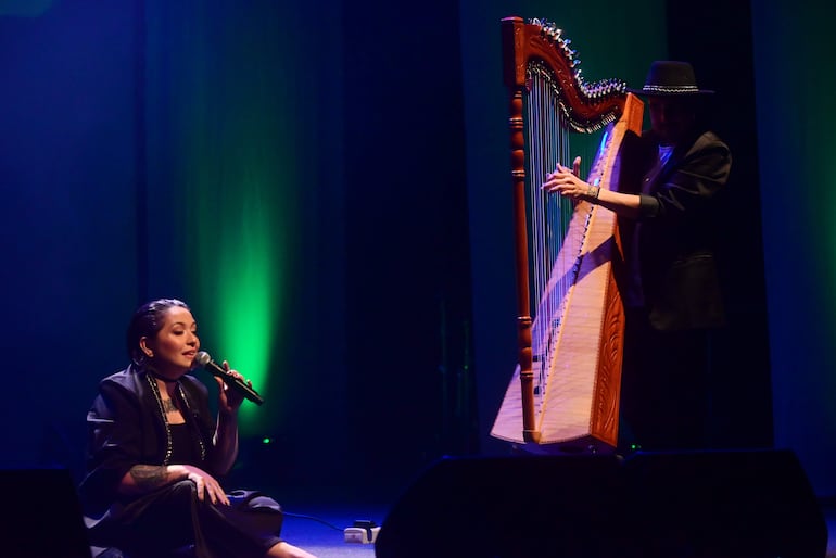 Poha, un dúo conformado por la cantante Andrea Valobra y el arpista Koki Cabañas celebró anoche su debut en el Festival Mundial del Arpa.