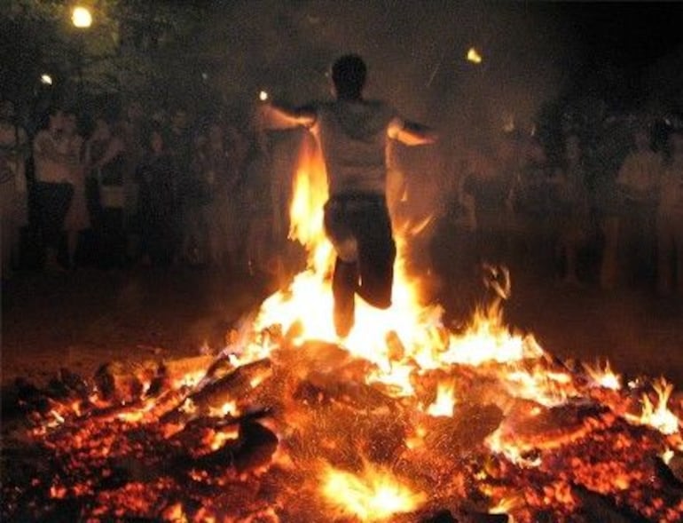 El fuego es el elemento central de la fiesta de San Juan.