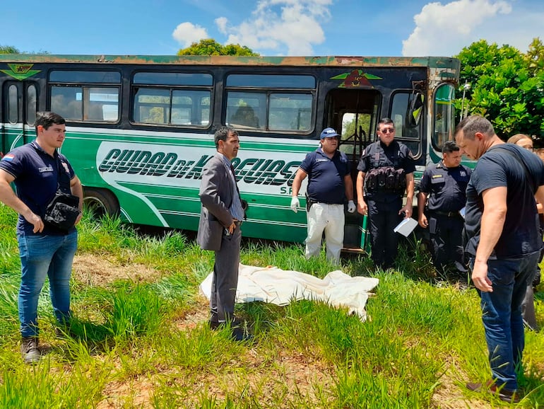 Comitiva fiscal policial durante el hallazgo del cadaver de la menor de 12 años en Caaguazú.