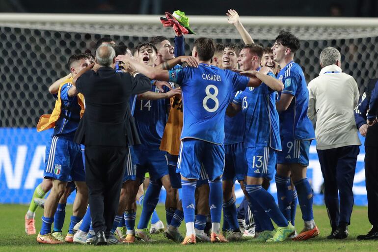 Jugadores de Italia celebran al final de un partido de las semifinales de la Copa Mundial de Fútbol sub-20 ante Corea del Sur hoy, en el estadio Diego Armando Maradona en La Plata (Argentina).