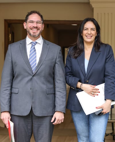 El viceministro de Minas y Energía, Mauricio Bejarano, y la ministra de Obras Públicas, Claudia Centurión, tras la conferencia de prensa en la que dieron a conocer la nueva Política Energética del Paraguay.