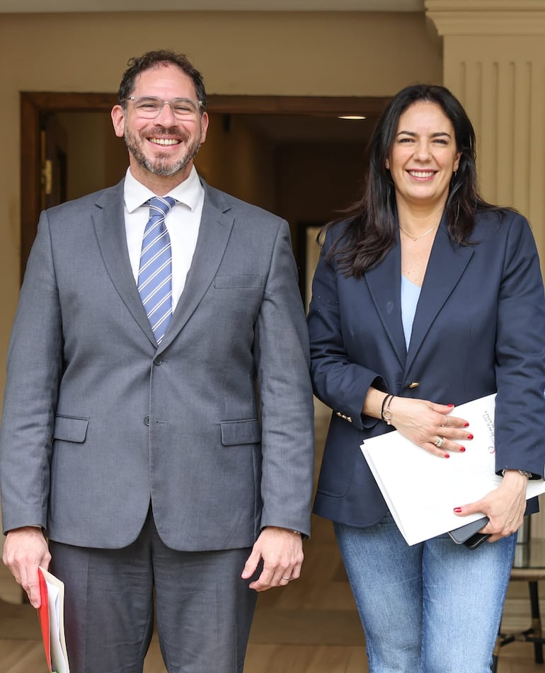 El viceministro de Minas y Energía, Mauricio Bejarano, y la ministra de Obras Públicas, Claudia Centurión, tras la conferencia de prensa en la que dieron a conocer la nueva Política Energética del Paraguay, el viernes pasado.