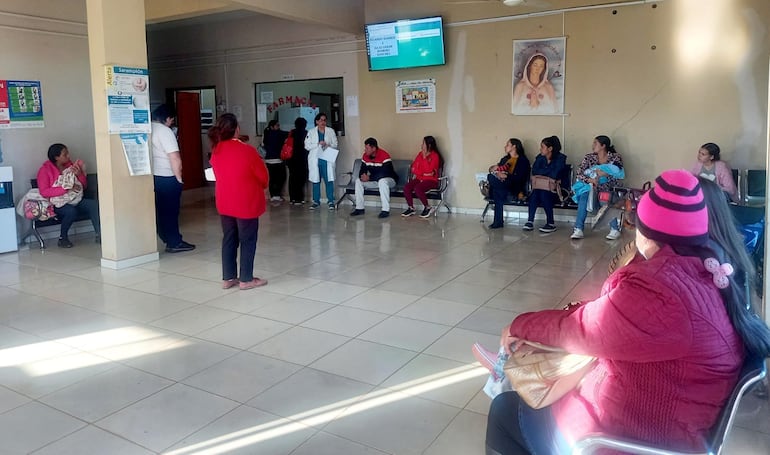 El Centro de Salud de Itakyry tiene una alta demanda, por lo que urge contar una ambulancia para el traslado a pacientes a otros hospitales. Foto archivo