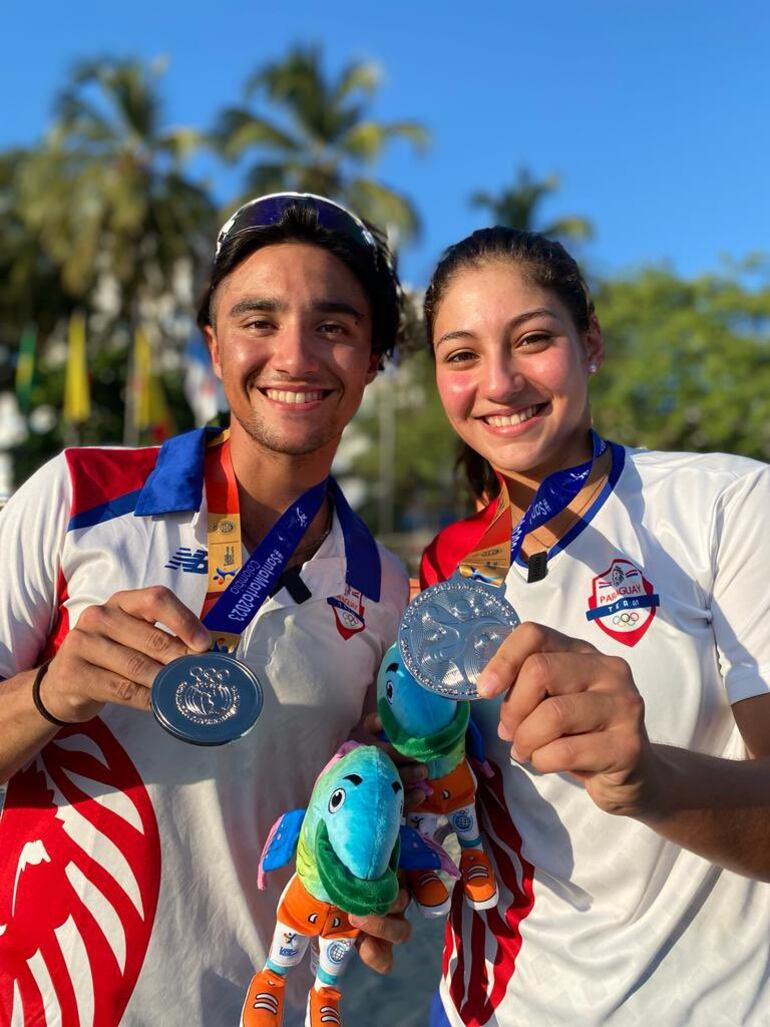 Gabriel y Fio exhiben sus preseas de plata en remo.