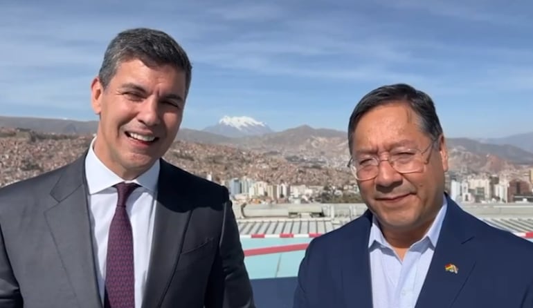 Santiago Peña, presidente de Paraguay junto con el mandatario boliviano Luis Arce. (captura de video de gentileza).