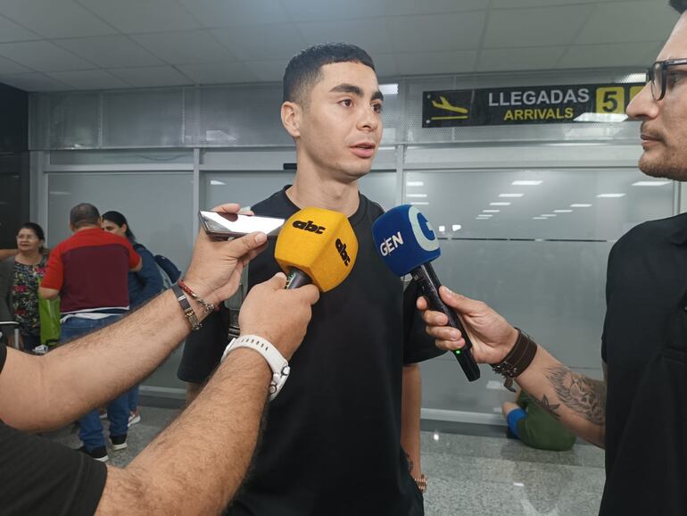 Miguel Almirón, futbolista del Newcastle de Inglaterra, en el Aeropuerto Internacional Silvio Pettirossi de Asunción antes de sumarse a la selección paraguaya para el inicio de las Eliminatorias Sudamericanas al Mundial 2026.