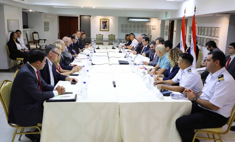 Reunión de la Comisión Nacional de la Hidrovía, este martes en la Cancillería.