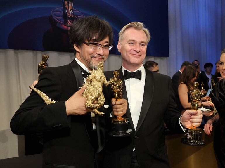 Takashi Yamazaki y Christopher Nolan, director de "Oppenheimer", posan con sus respectivos premios Óscar.