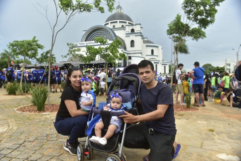 Una familia llegó hasta el santuario para agradecer por los favores recibidos.