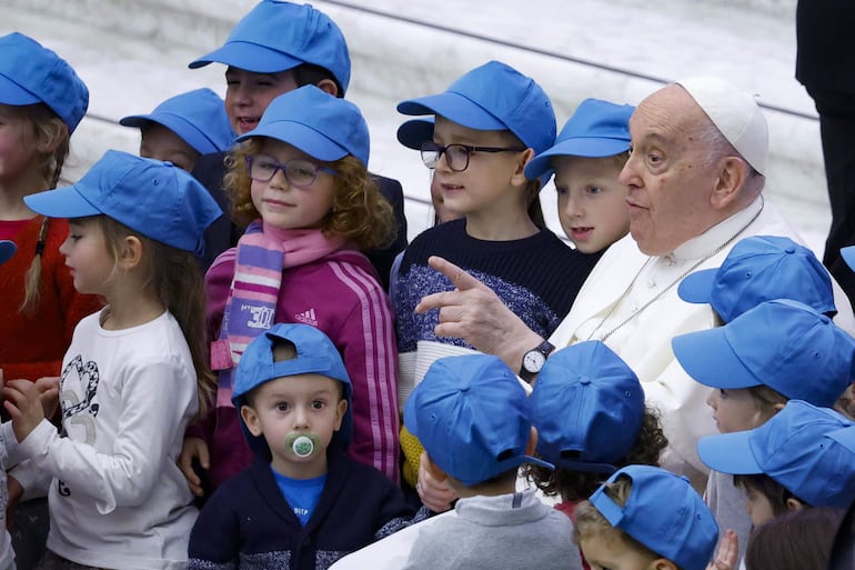 El papa Francisco lamentó hoy la “Navidad del dolor” que se vivirá este año en Tierra Santa por la ofensiva de Israel en la Franja de Gaza y animó a “no dejar solos” a los habitantes de esta región palestina “herida” por el conflicto.